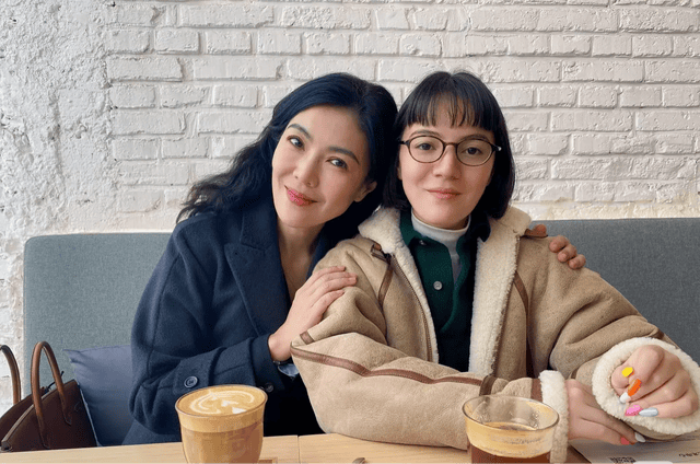 硕士毕业,混血女儿长相成熟被调侃,母女同框像姐妹_苏心遥_网友_照片