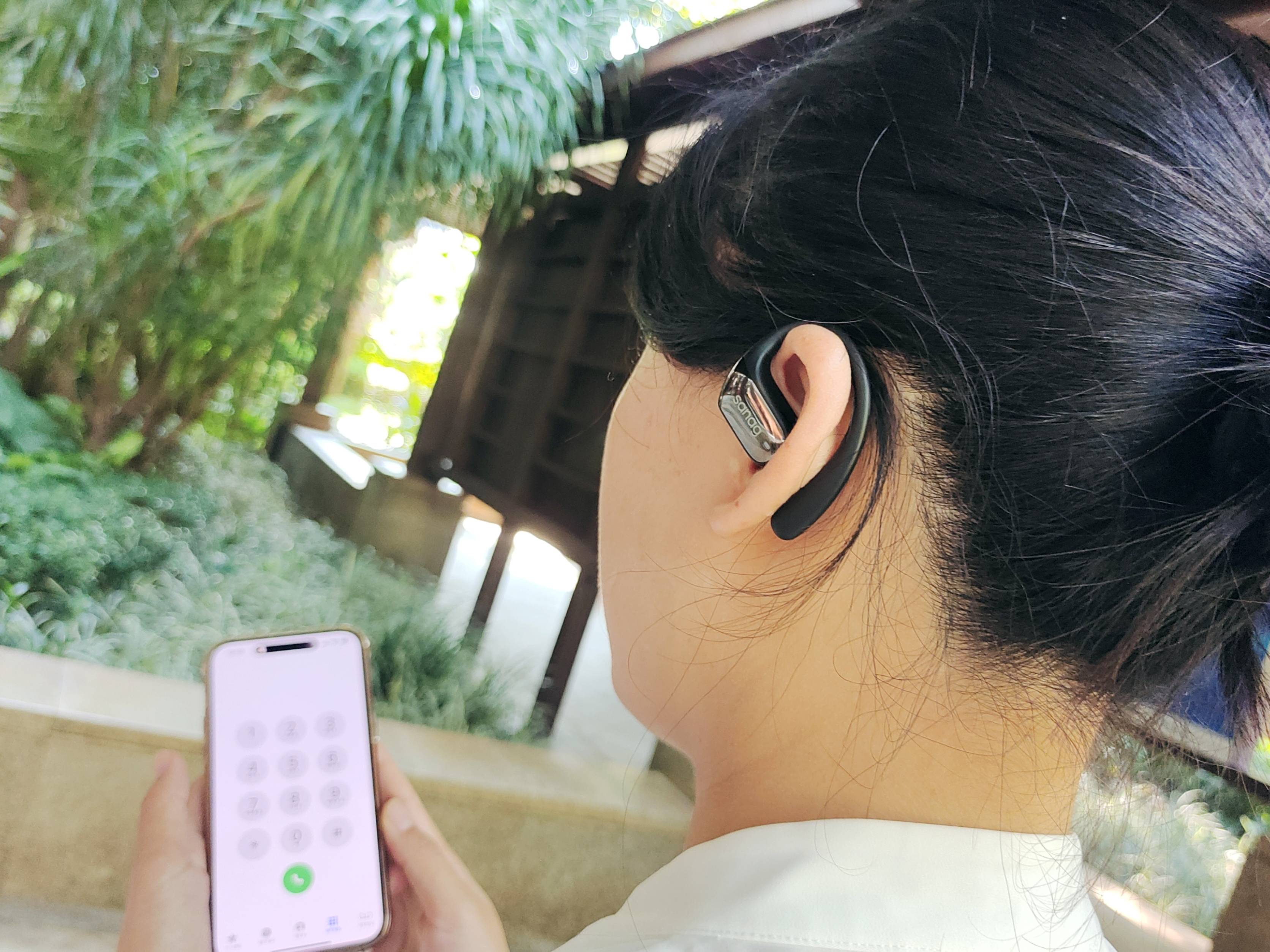 塞那G3s挂耳耳机，轻薄如云，更适合女孩子使用