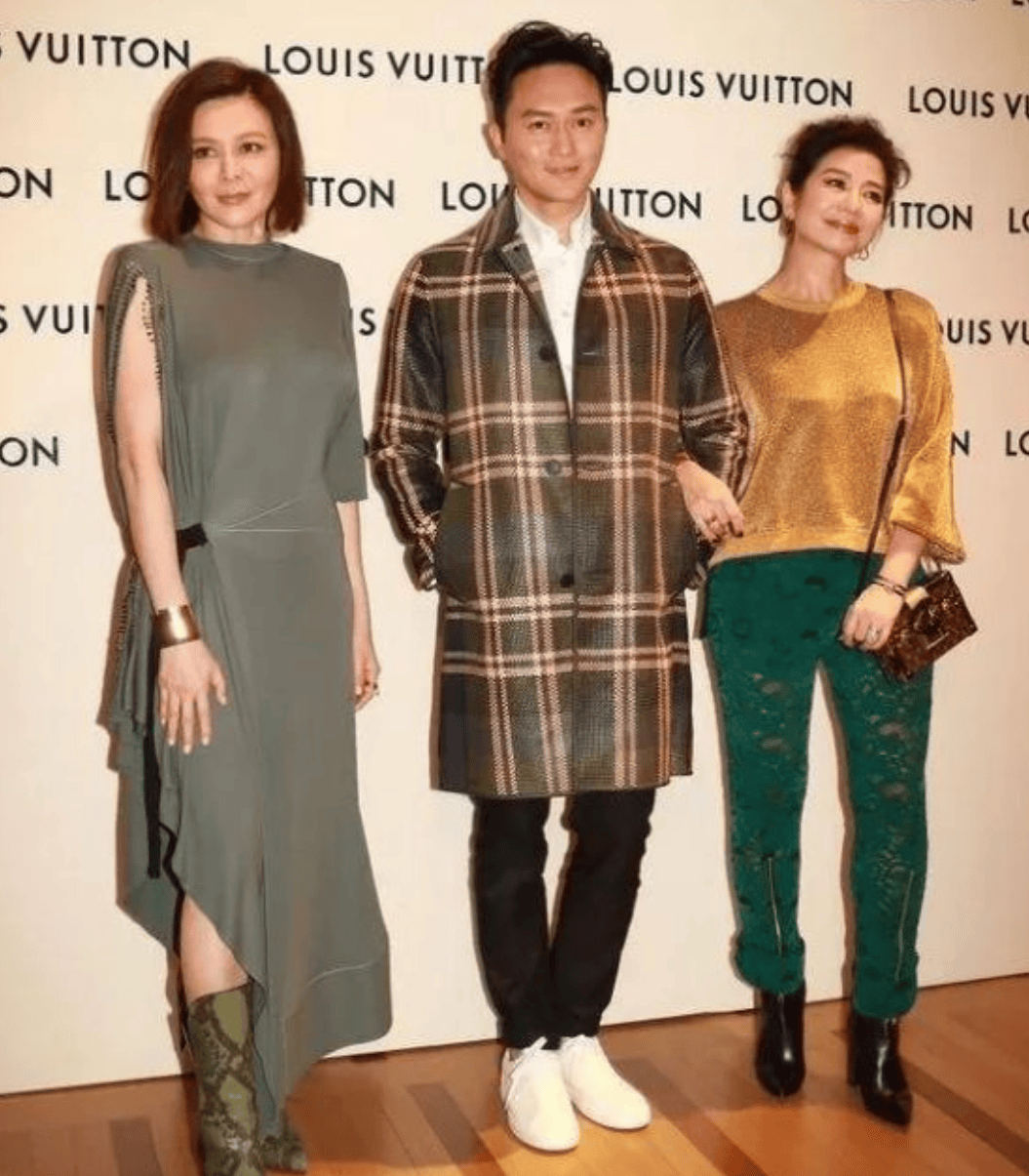 钟楚红太美了!不染发,不医美,不装嫩,同框关之琳差距一目了然