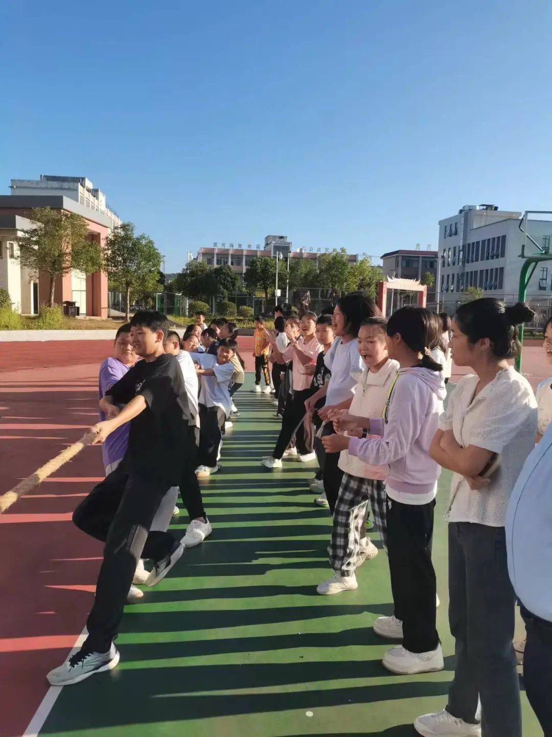 寻乌县第三中学七年级迎75周年国庆拔河比赛