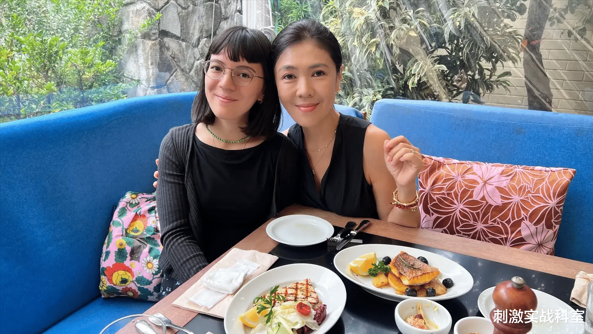 "秋裤门"风波过后,时尚女王苏芒晒与女儿合照,两人同框像姐妹