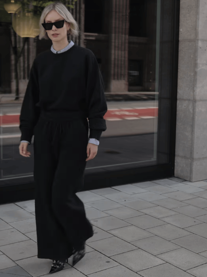 黑色圆领毛衣里面可以叠穿蓝色衬衫,配一条黑色阔腿裤,再搭一双黑色