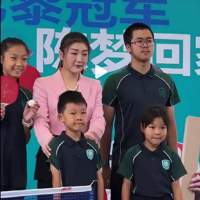 陈梦海边美照曝光！回青岛送出奥运夺冠球衣