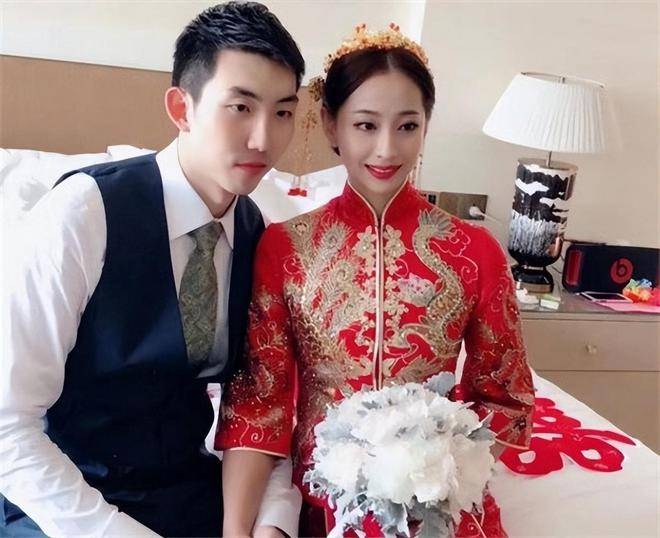 (王茜婚礼照片)张智涵的父亲张润起是天津篮球运动管理中心主任,天津