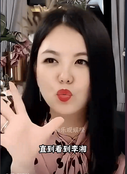 为何赵丽颖总穿披肩?李湘一语曝光真相,原来我们被骗了那么多年