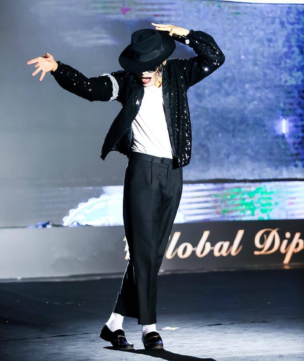 河南小伙王永华:因太像杰克逊而被好莱坞签约,从此走向人生巅峰