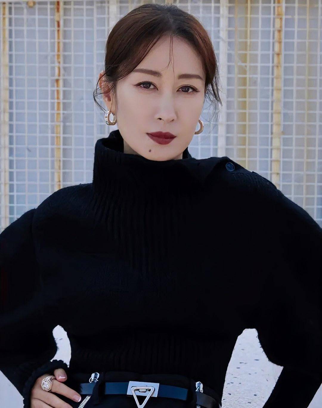 刘敏涛上演透视诱惑,真是年纪越大越妖艳