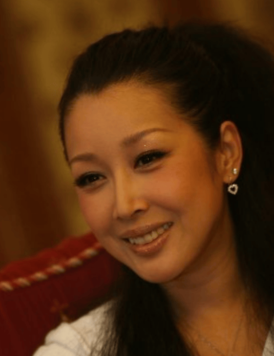 孙悦:曾是一代歌后,33岁嫁二婚it男,17年相夫教子,低调幸福