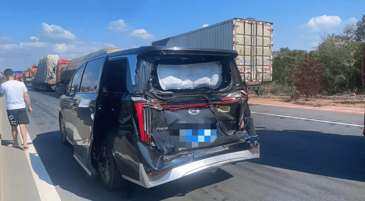 女车主被追尾后淡定发图:"帮你们试过了,传祺m8还是比较安全"