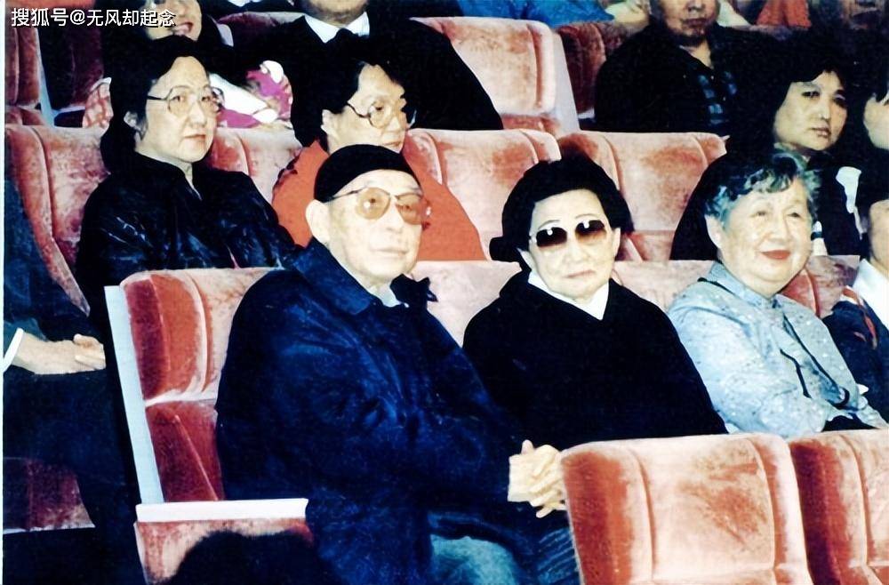 蒋介石的葬礼仪式,74岁的张学良亲临现场,留下16个字便转身离开