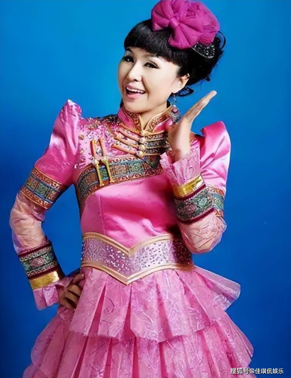 原来套马杆这首歌早在09年的时候就已经发行,是乌兰托娅创作的,只是