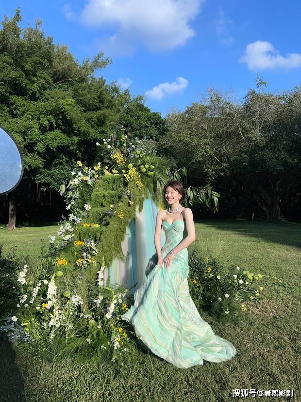 赵露思一袭淡绿色长裙清新甜美 似绿野仙踪的精灵