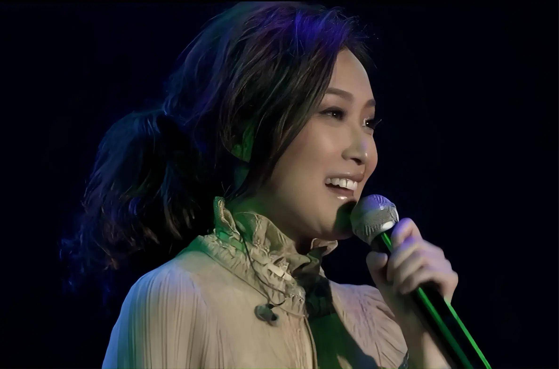 2005年,陈僖仪参加首届"与你音乐歌唱比赛"荣获冠军.