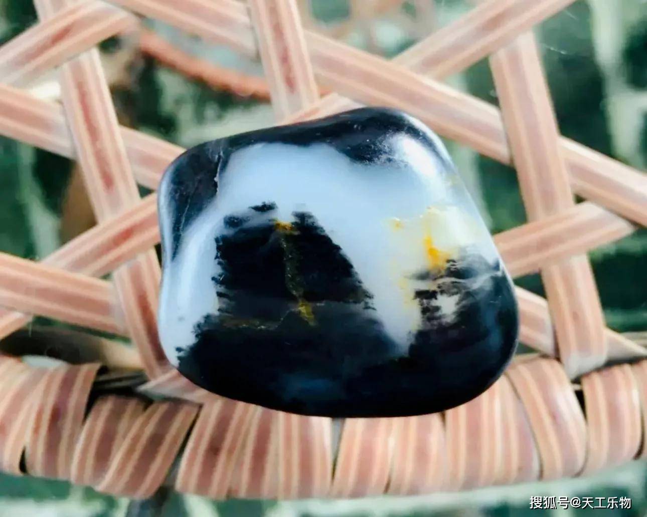 黑白分明的和田玉青花!