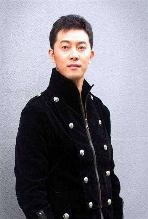 梦回"白展堂"!46岁沙溢晒秀肌肉照瘦身成功,胡可感叹谁懂啊!