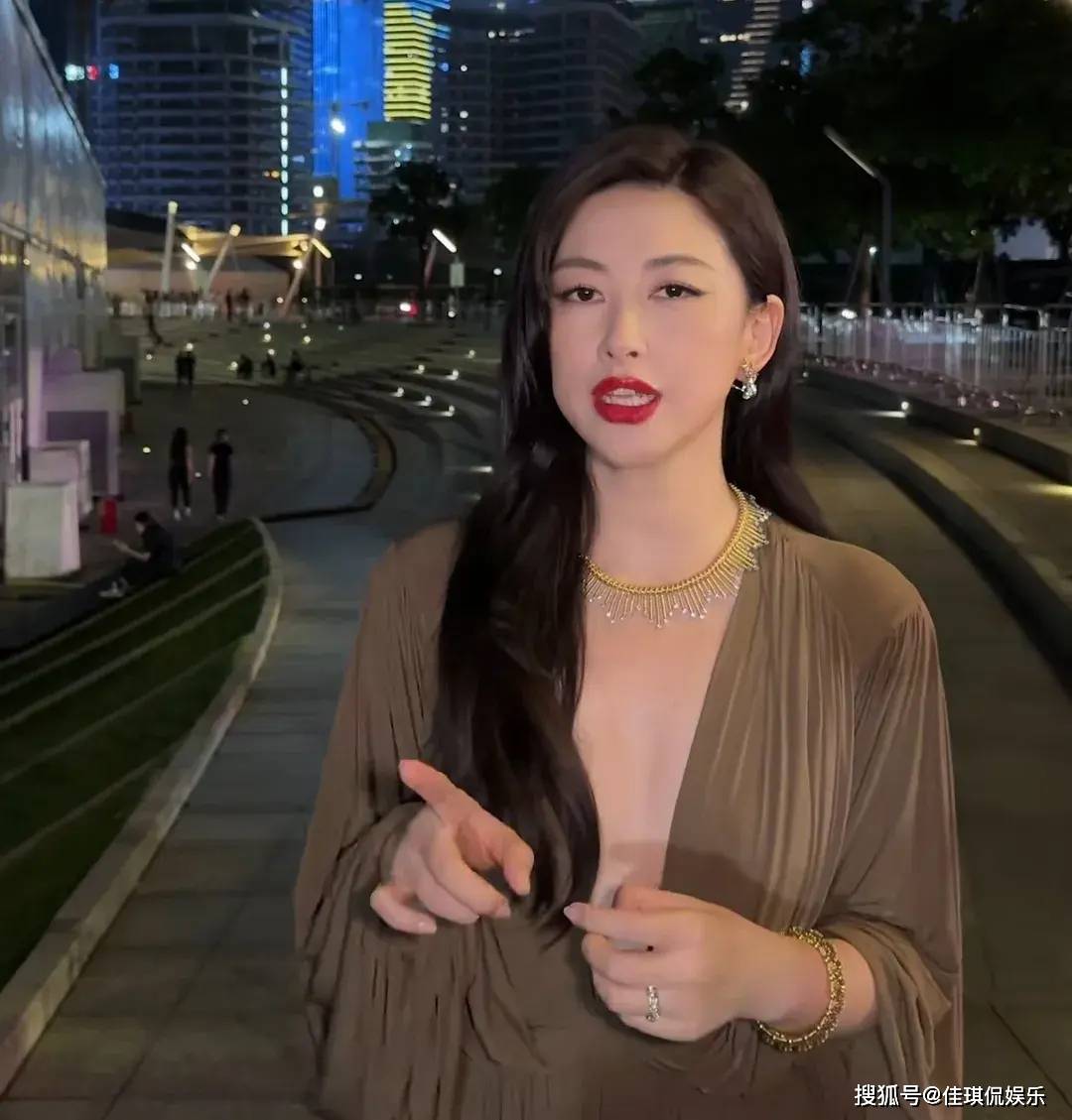 朱珠身穿性感长裙参加活动，半露酥胸太美了，玩性感还得是朱珠_感觉_明星_中空