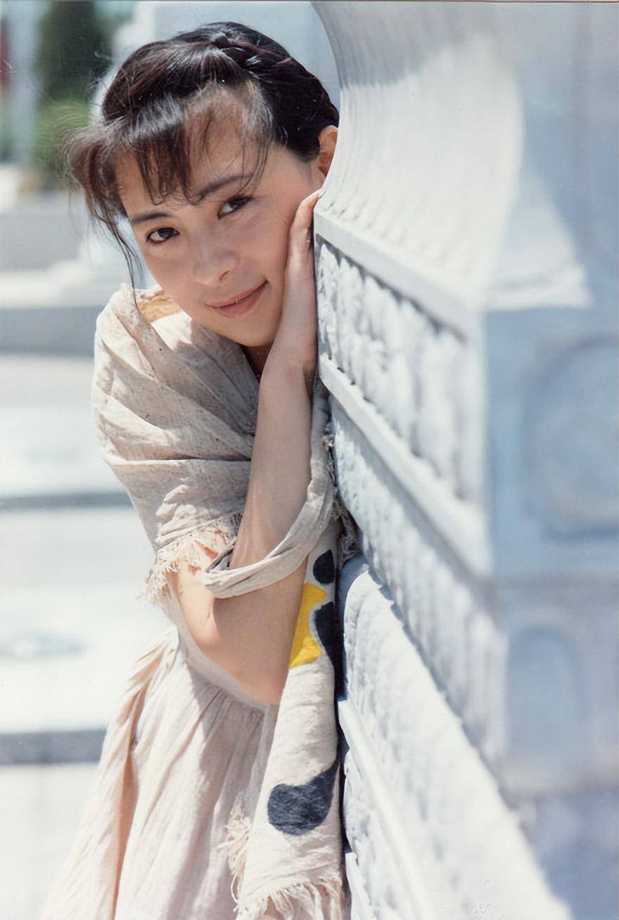 她是国家一级演员,17岁一举成名,嫁大13岁丈夫,如今过得怎样_刘佳