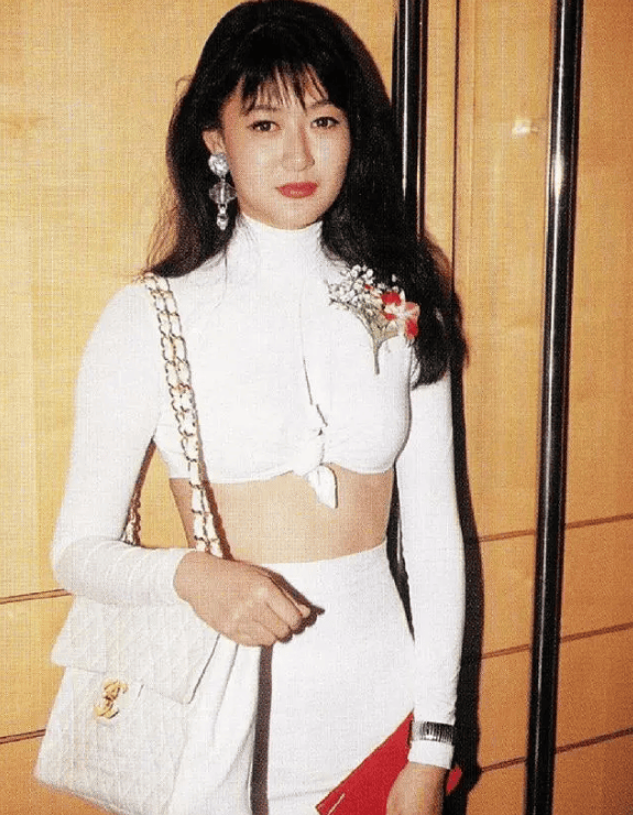 他爹可是台湾政界大佬黄少谷,他自己还有美国普渡大学的学历.