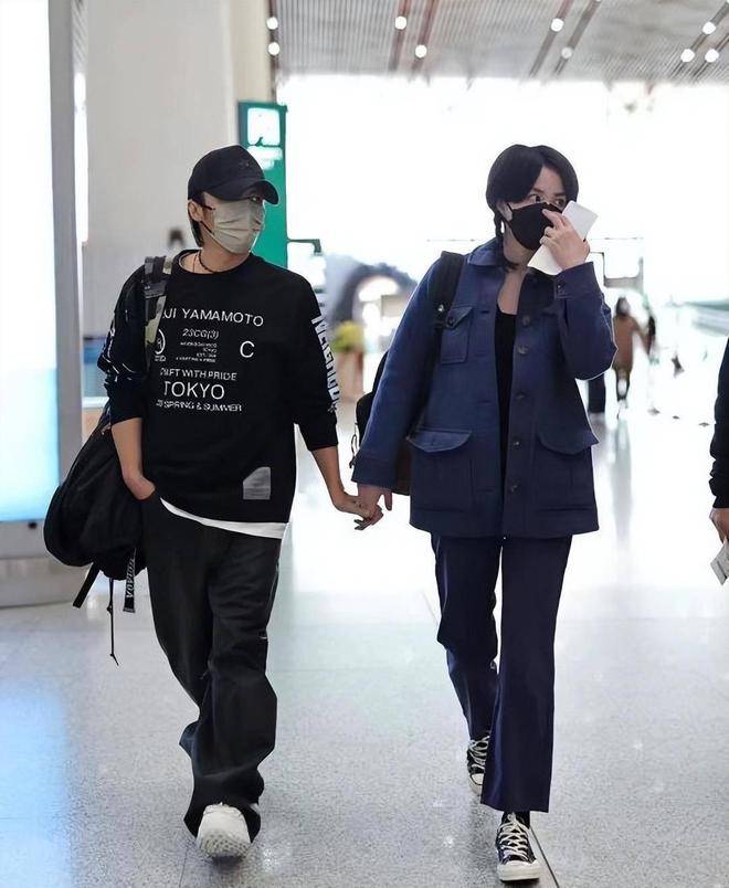 55岁王菲近照曝光,牵着男友谢霆锋一起回家,十指紧扣太甜蜜