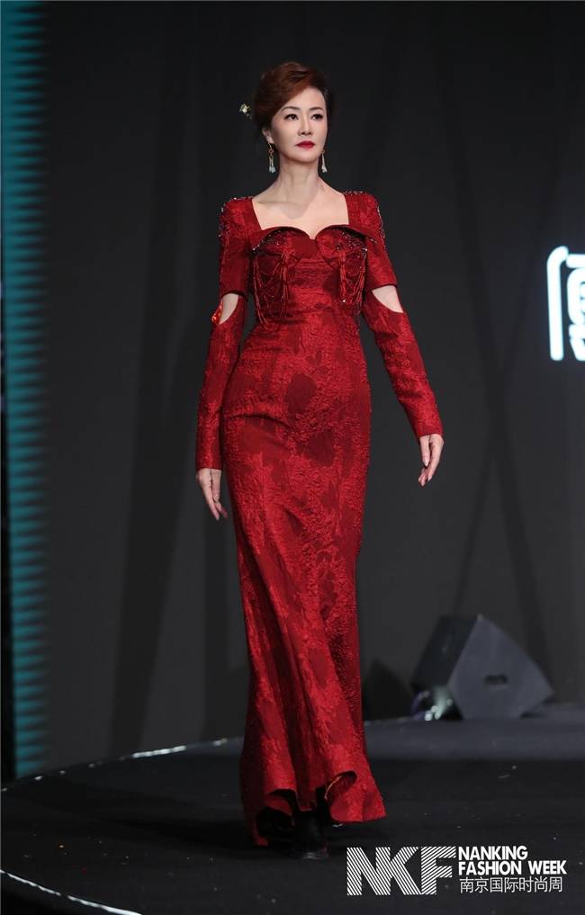 第一系列:安可拉红,以一袭华丽帽兜礼服拉开大秀的帷幕,就像是从波光