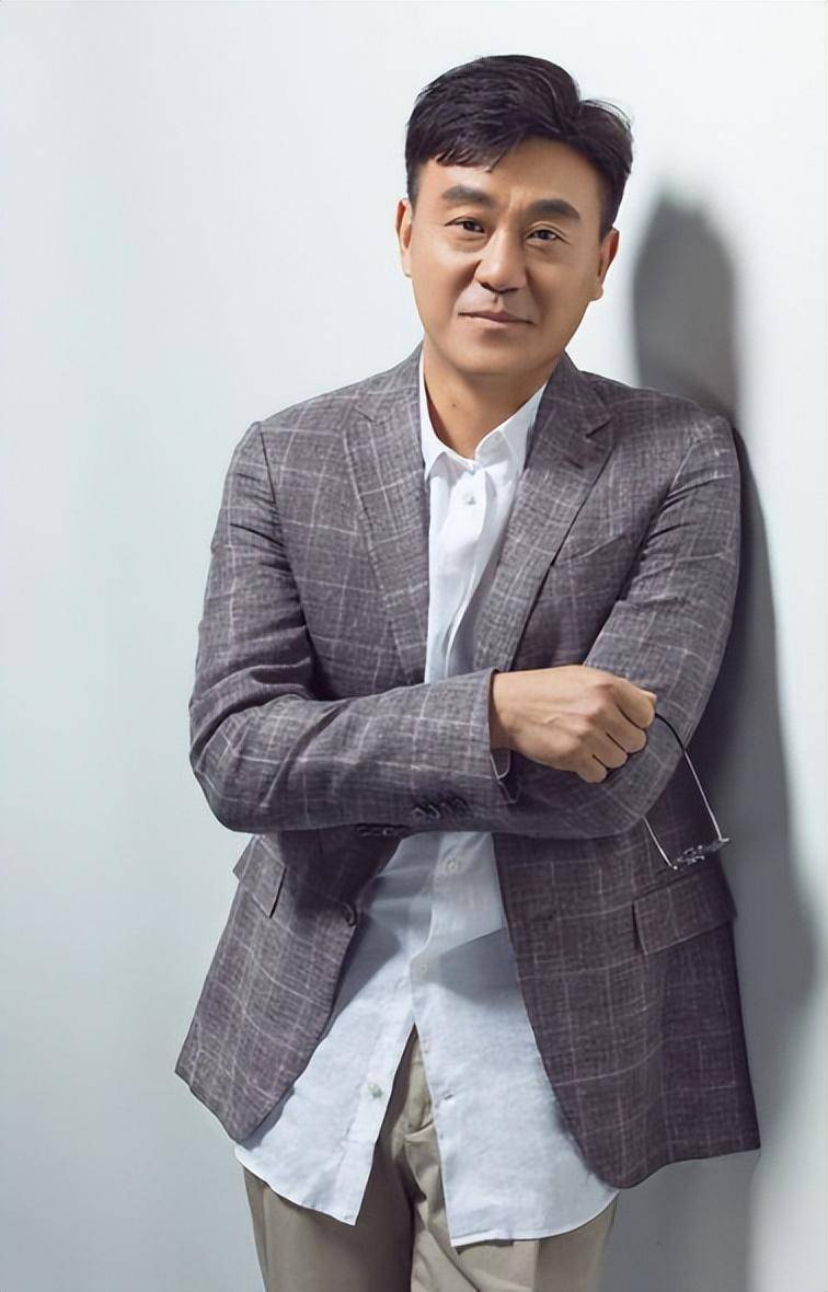 何冰为什么结婚22年0绯闻?大家看完妻子的求婚方式,就能明白了