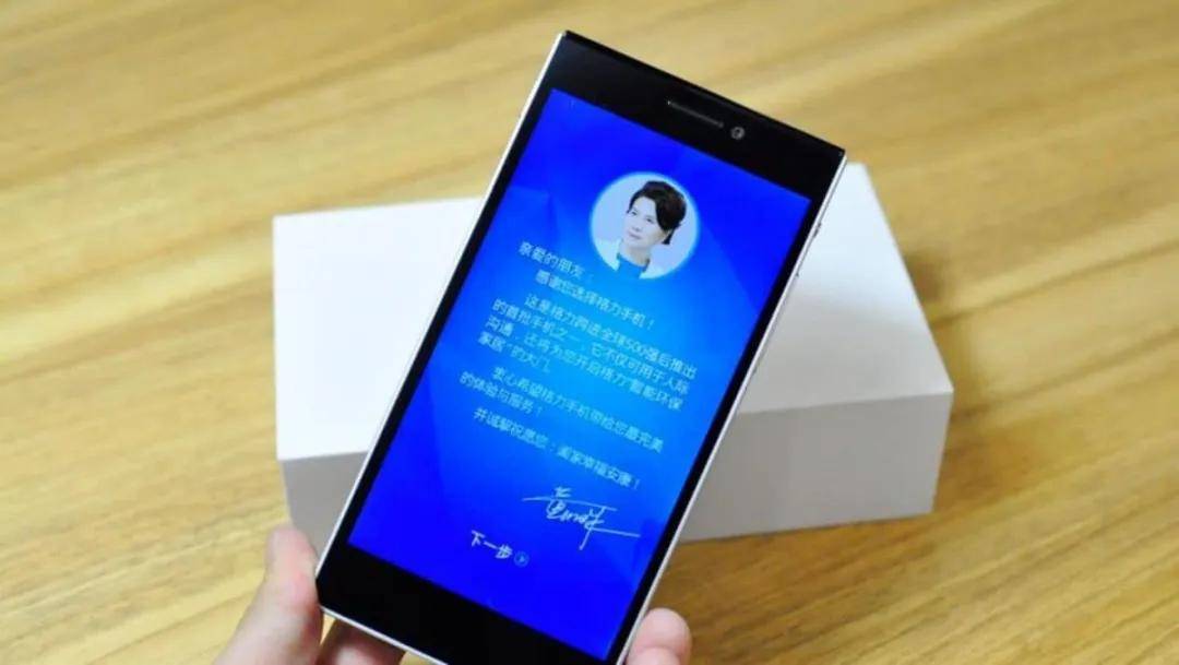 5英寸的屏幕,高通骁龙410芯片,1g运行内存 8g机身容量,屏幕分辨率仅有