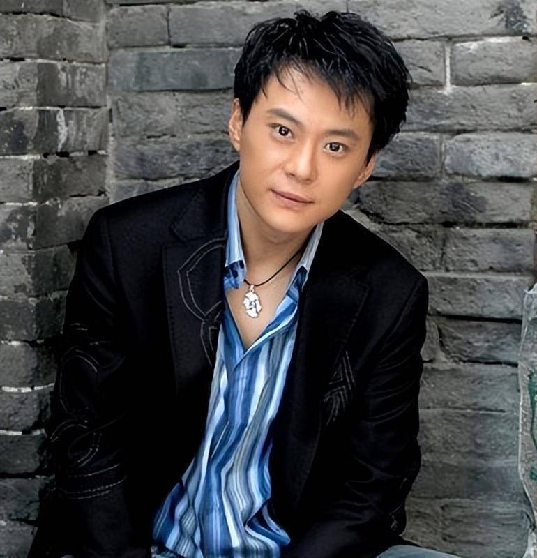 原创他是著名演员王斑逼生完孩子的妻子出去拍戏父亲离世他加倍爱母亲