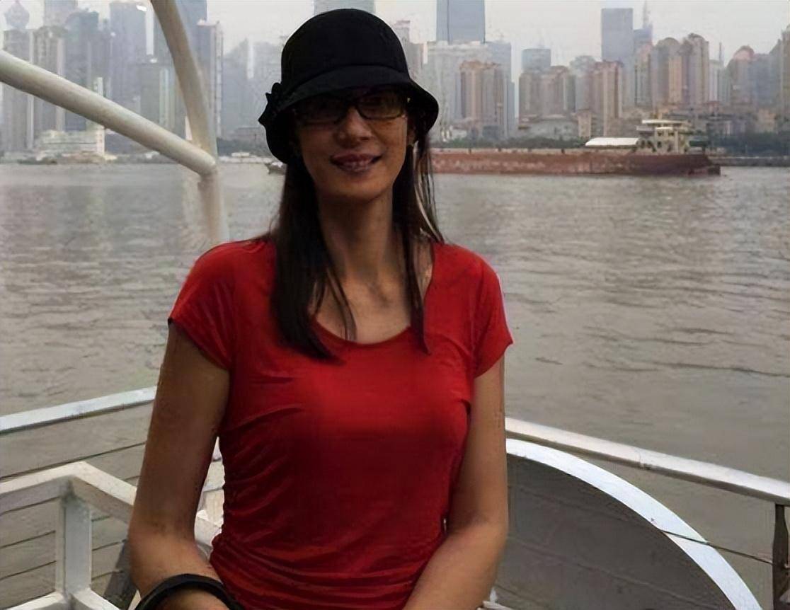 她是最美副攻李月明,青春给中国女排,二婚嫁美国人:我现在很幸福