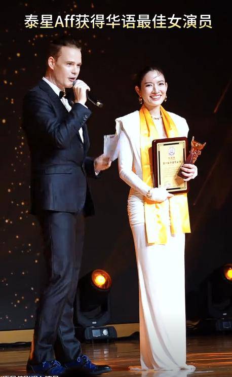 73岁刘晓庆获终身成就奖,上台发言被嘲肤浅,提到前男友姜文坦然