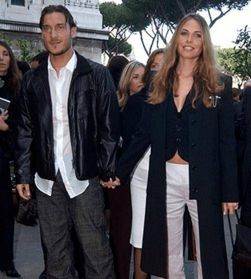 离婚2年,48岁托蒂又寻新欢:32岁模特,曾是姆巴佩情人