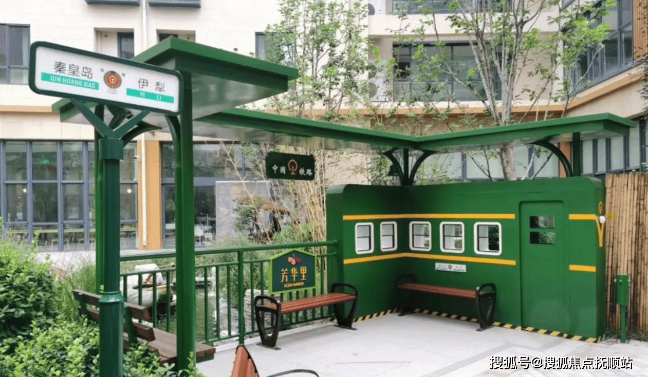 周边生活配套设施齐全,包括家乐福超市等商业设施,方便老年人外出活动