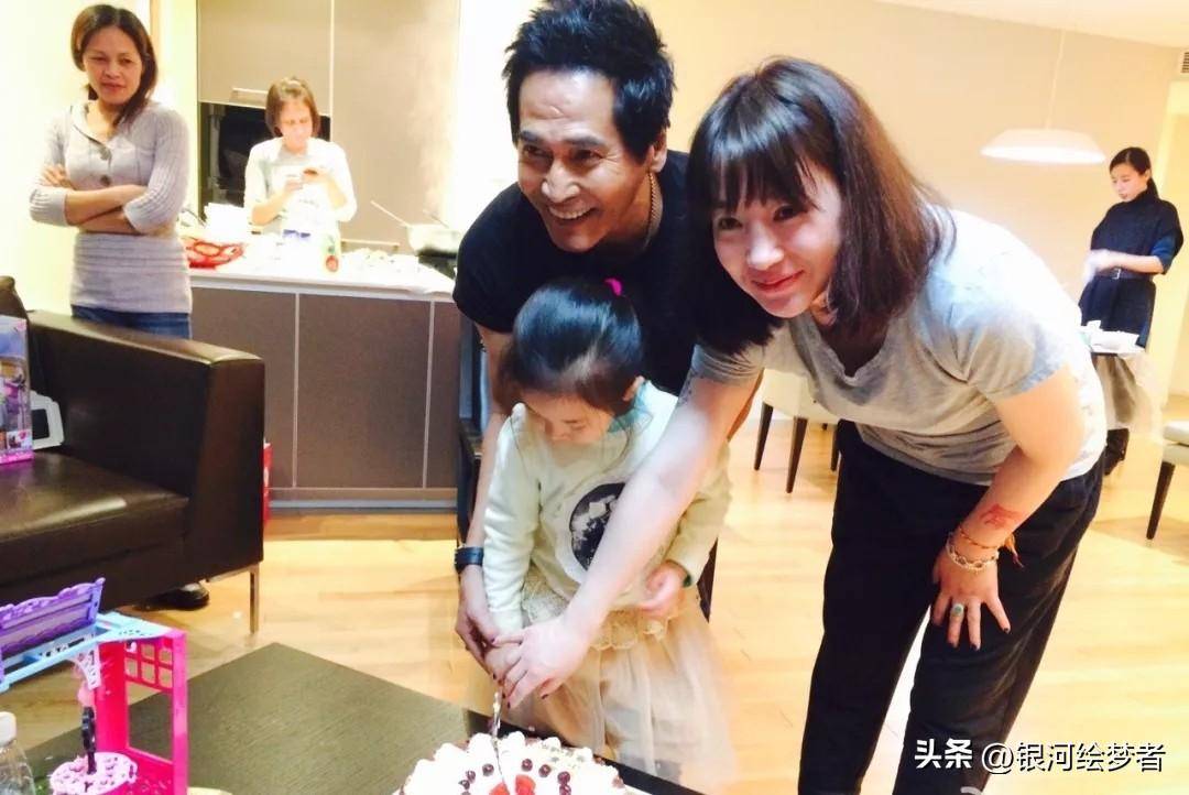 64岁齐秦断崖式衰老,秃头大肚腩成老头,与41岁妻子像父女