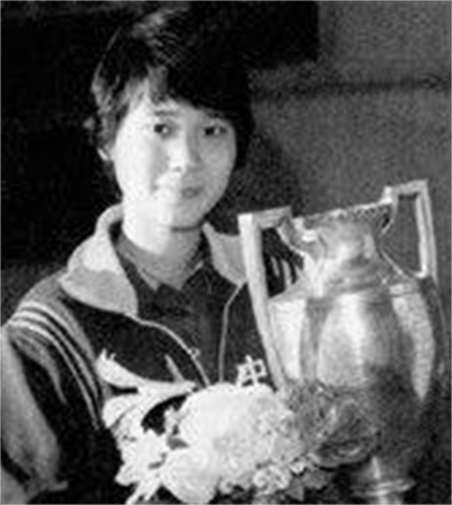 她是我国女乒一姐,烟酒不离身却拿59块金牌,二婚被老公宠成公主_曹燕