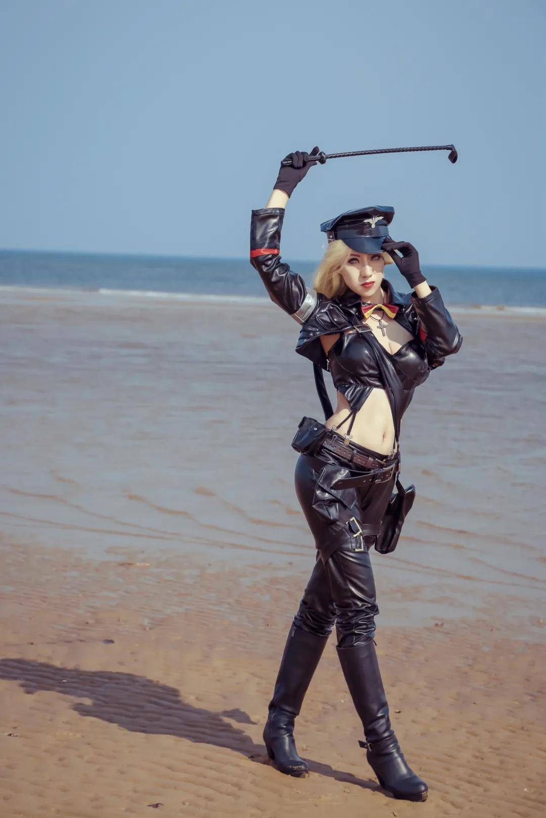 莫妮卡cos首秀攻气爆棚,皮衣小腰秒杀全场,豪车成背景板?