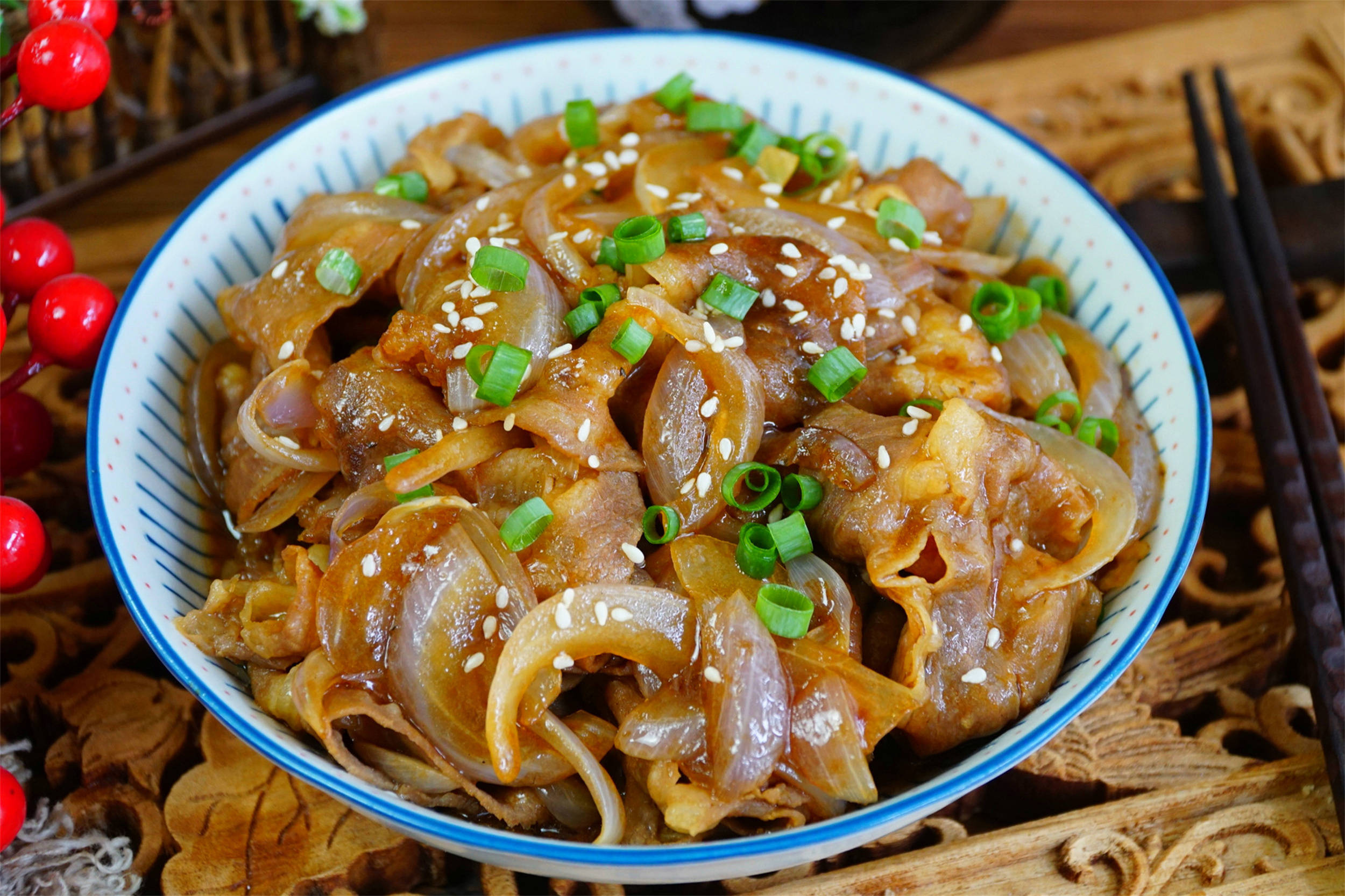 2,煮锅接水,放入葱姜大火煮开,倒入肥牛卷,煮至变色后立刻捞出.