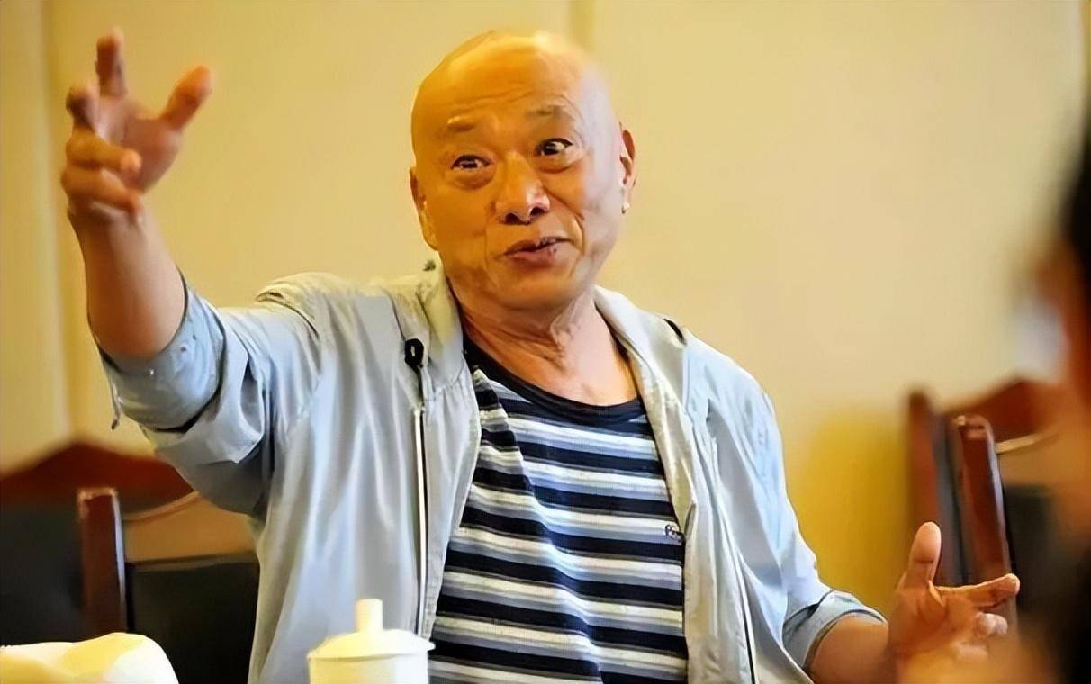 她将自己婚后的生活,还有与凌峰之间发生的故事,都写成了一本书