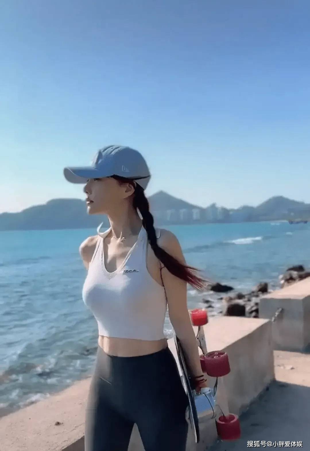42岁李小璐:健身塑美,身材凹凸有致,少女感依旧,现代审美下的佳人传奇