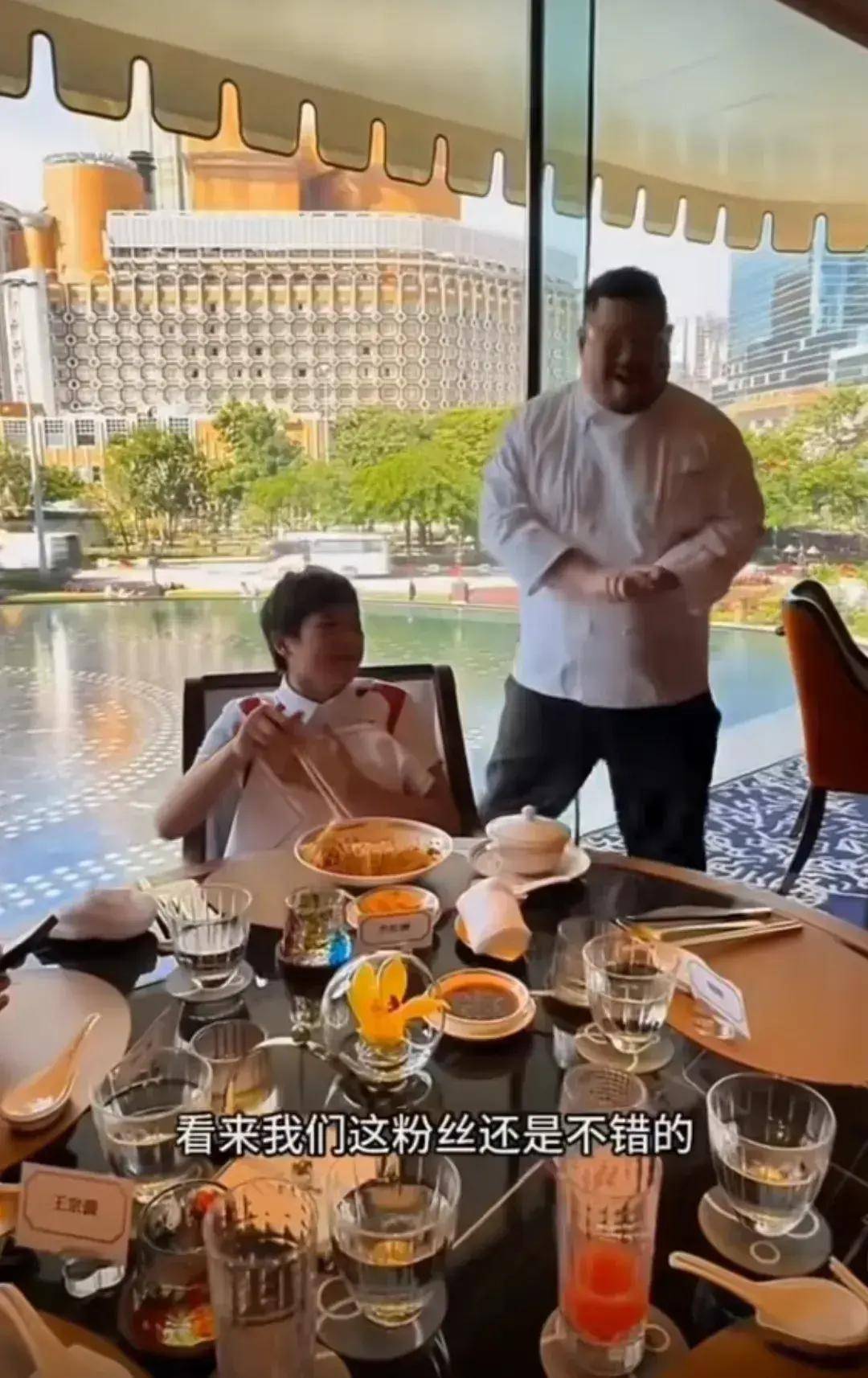 全红婵在澳门永利皇宫酒店吃饭,董事长陈志玲亲自接待,合影留念