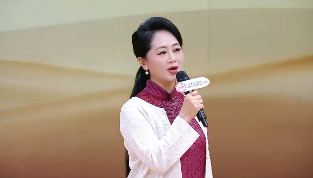 节目录制现场,山东电视台综艺频道派出了3位主持阵容,2位嘉宾,李敏