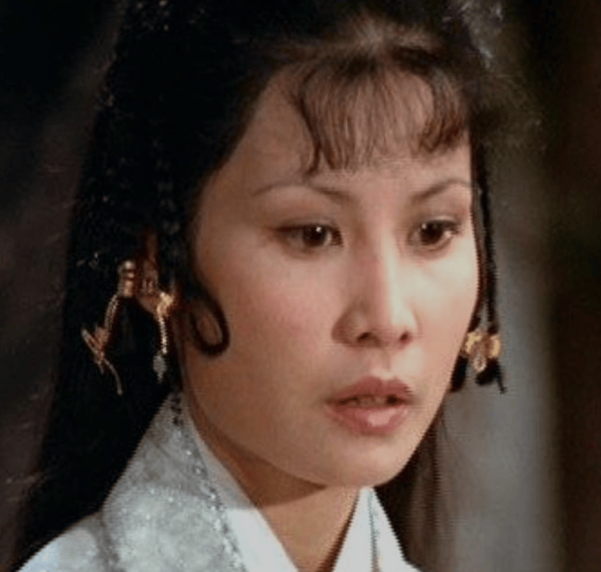 在这些影视作品中,李丽丽表现优异,跟当时红火的狄龙,姜大卫等人,曾有