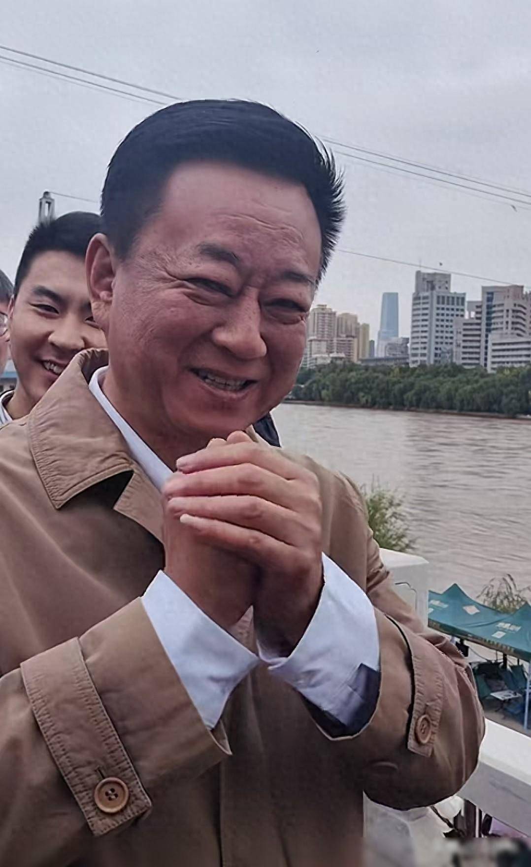60岁朱军现身兰州,满脸横肉眼睛肿大,陪维娜打卡黄河被冷脸嫌弃