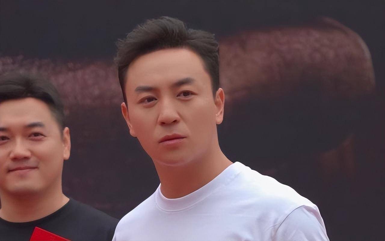 释小龙开迈巴赫带妻女逛商场,抱女儿满眼温柔,妻子身材惊艳全场