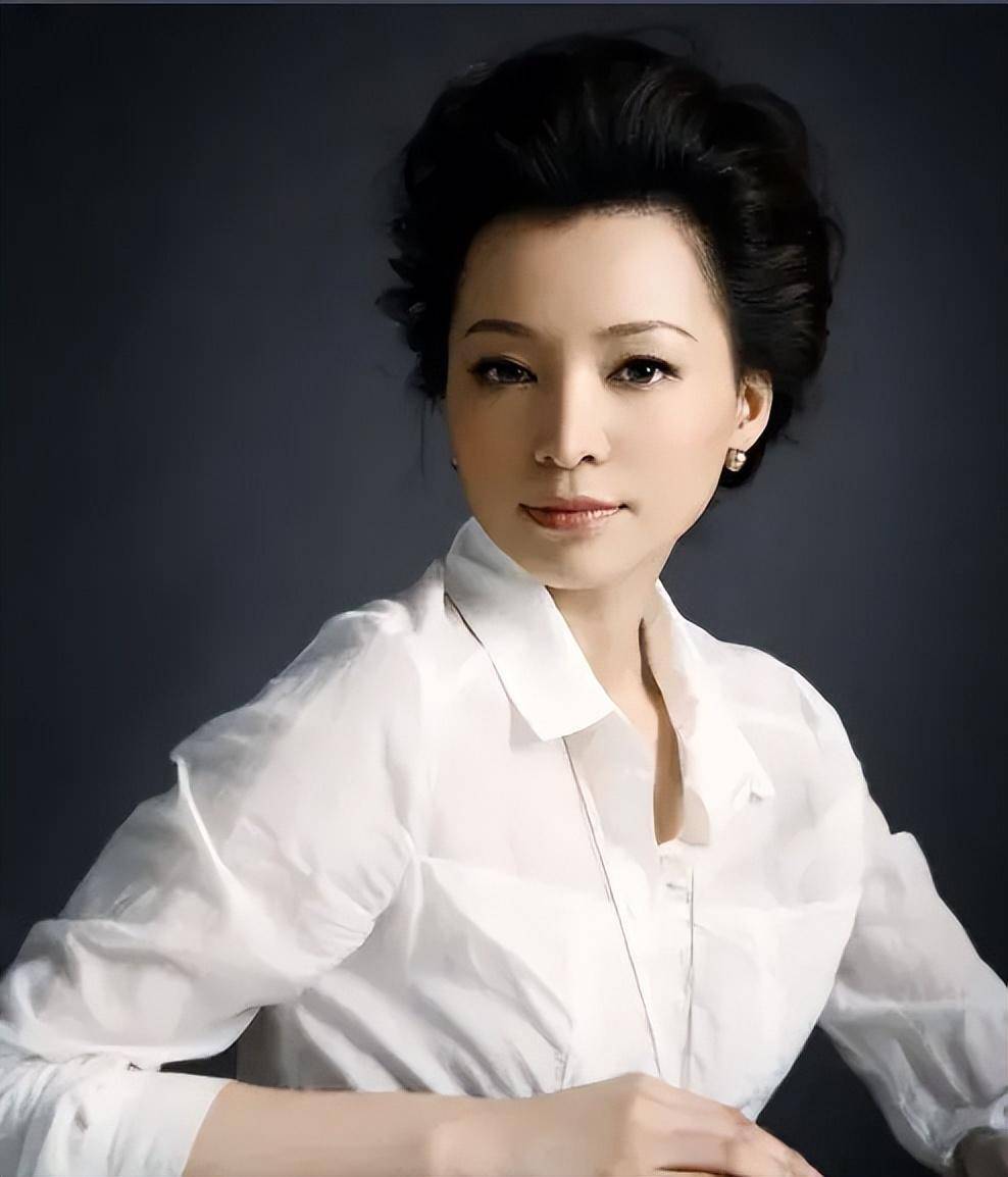 从央视一姐到消失:董卿的人生跌宕起伏,背后竟然藏着这些秘密