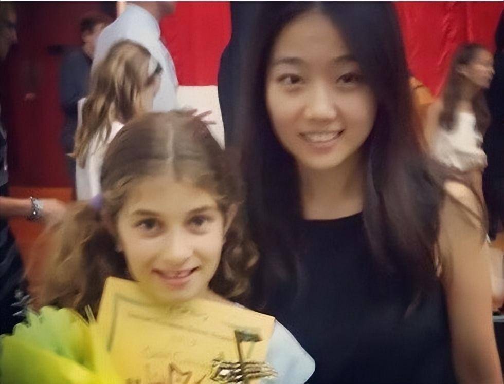 从童星到留学生,胡雅斯的人生经历简直就是开挂模式.