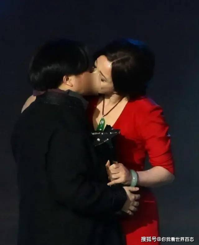 刘晓庆上台发表获奖感言后亲吻导演田沁鑫网友也因此说刘晓庆的魅力是