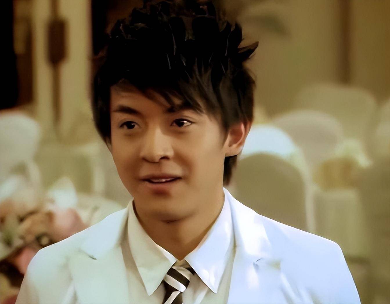 李佳航官宣"新身份"!这一次,他可算能撕下"张伟"的标签