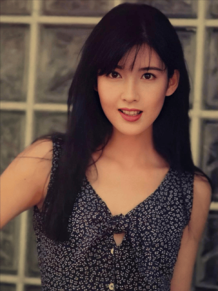 "玉女掌门人"周慧敏:就这样改写了命运,我们都被她的外表骗了