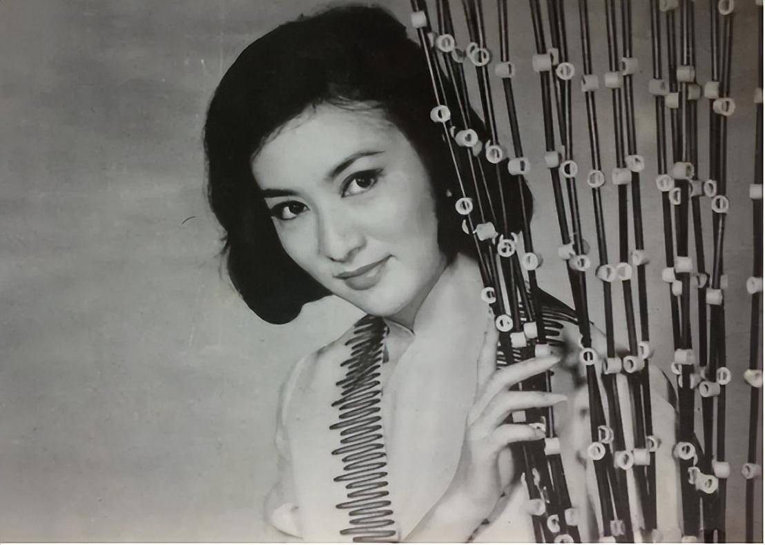 儿子长大,她开始做自己喜欢的事情,时常和陈静波漫步在公园,感受安静