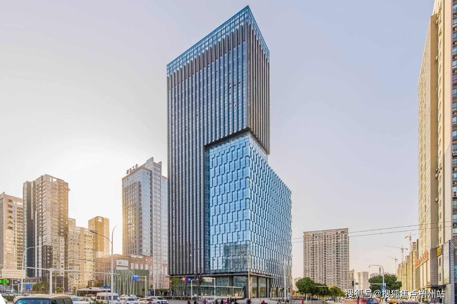 项目简介武汉控股大厦是由武汉三镇实业房地产开发有限责任公司与国资