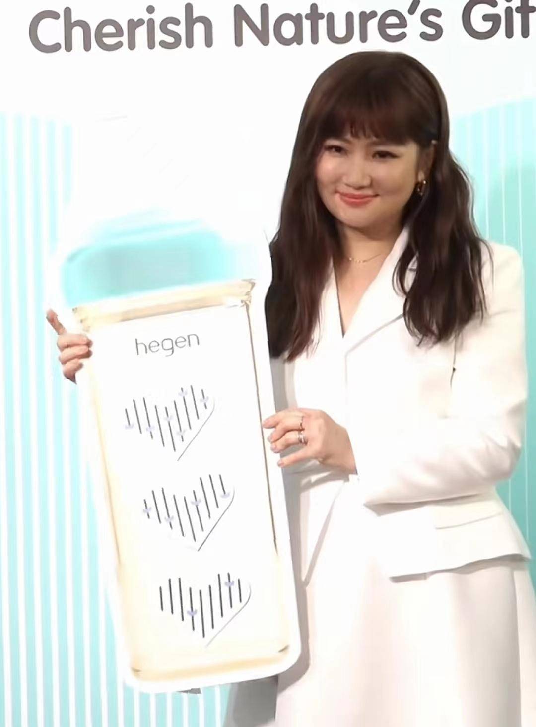 任家萱怎么胖成这样,胸都快到肚子了,完全放弃事业,专心生娃?